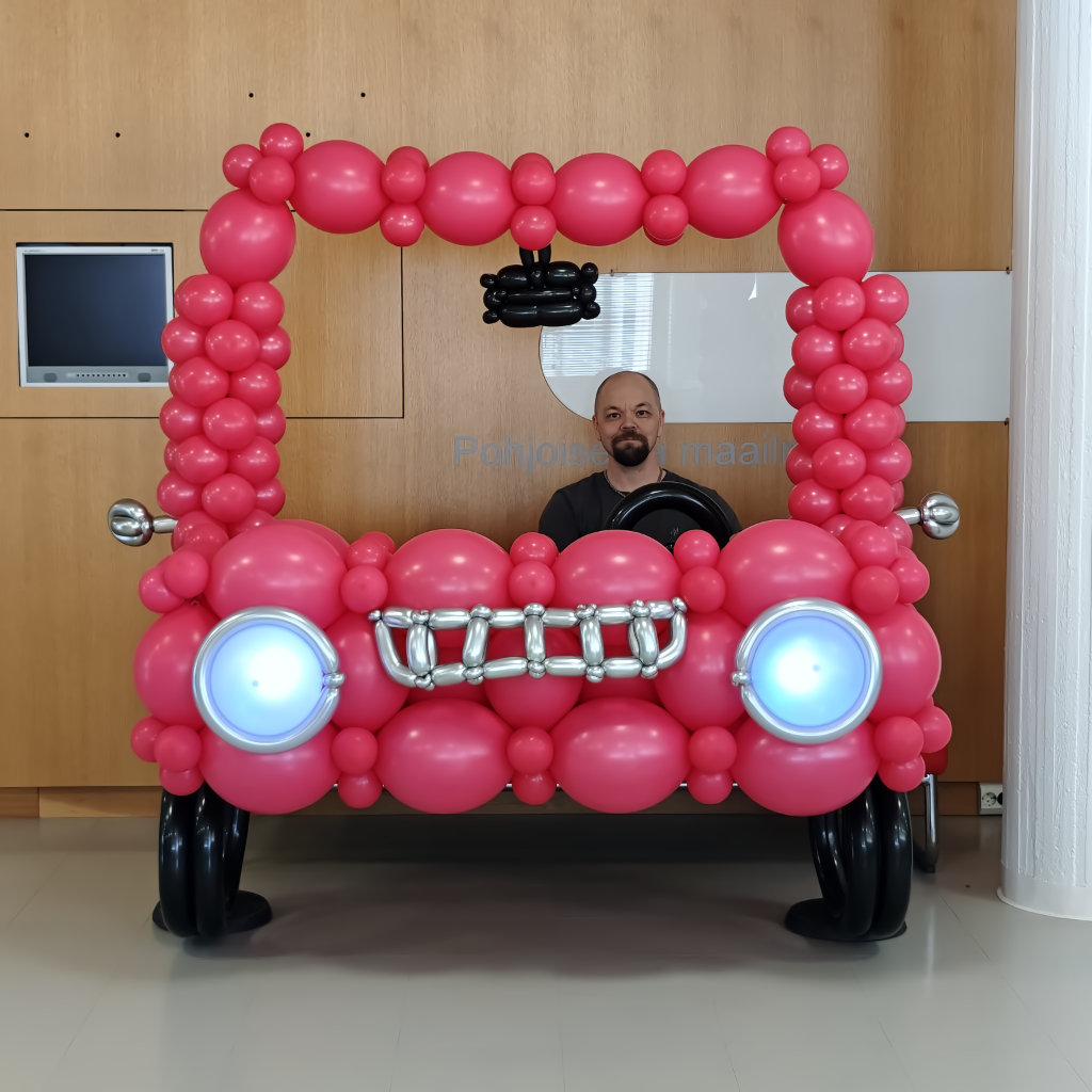 Leikkisä valokuvausseinä – auto ja ajaja, ilmapallo seinä taustana