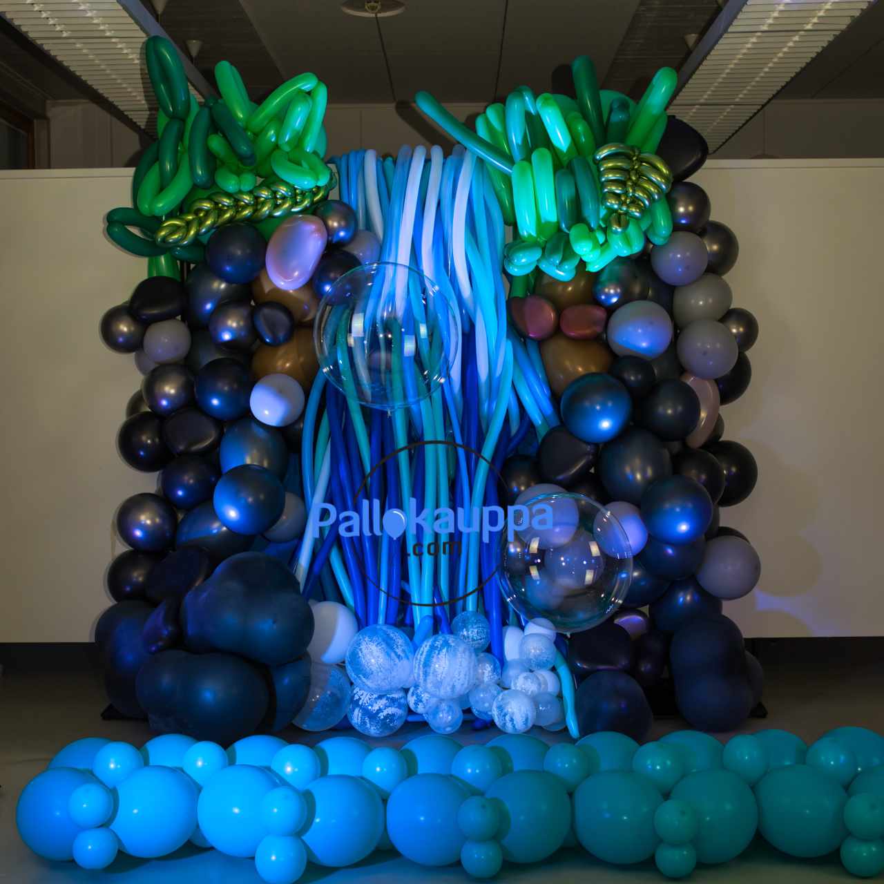 Realistinen vesiputous – kuvausseinä juhliin ja valokuvausseinä